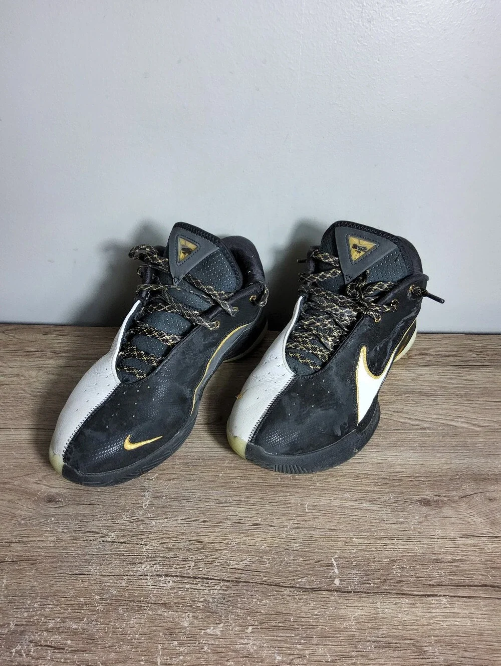 Size 9.5 Nike LeBron XXII ‘Mogul’ White Black Gold